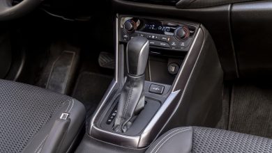 Cambio automatico come si usa: leva del selettore con le posizioni P R N D nell'abitacolo di un'auto