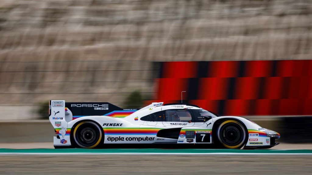 Porsche 963 a Laguna Seca durante il round del campionato IMSA con livrea celebrativa Apple