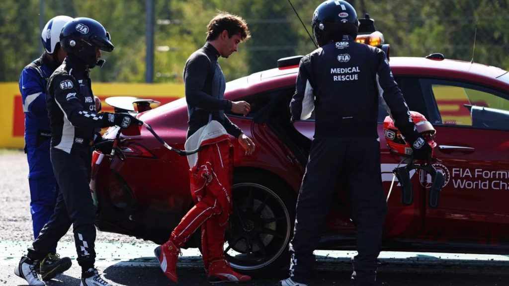 Charles Leclerc soccorso dalla Medical Car dopo il suo incidente a Monza