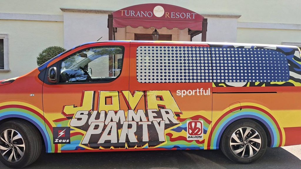 Il Fiat Ulisse durante il Jovagiro di Lorenzo Cherubini alisa Jovanotti durante la tappa al Lago del Turano presso il Turano Resort