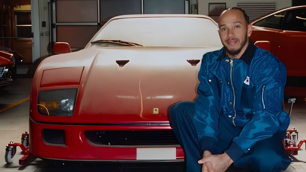 Lewis Hamilton assieme alla sua Ferrari F40