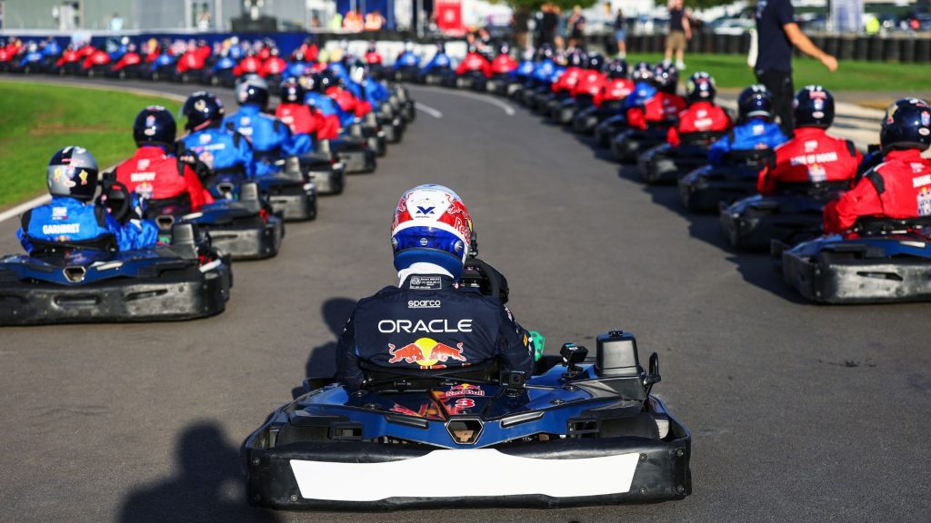 Max Verstappenb contro 100 go-kart sfida Red Bull a Silverstone