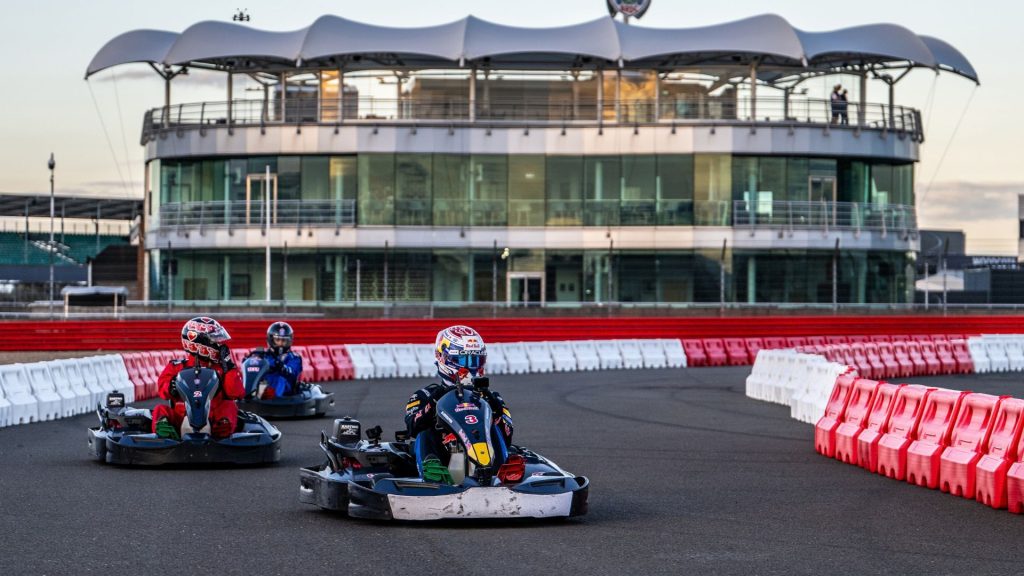Max Verstappenb contro 100 go-kart sfida Red Bull a Silverstone