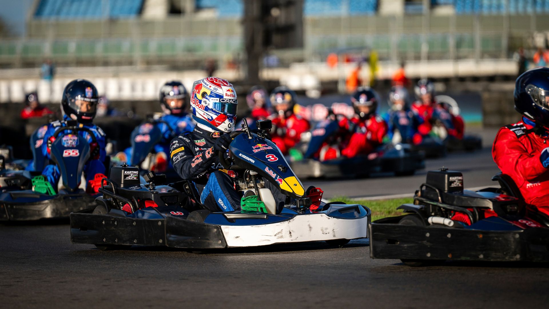Max Verstappen vince a Silverstone contro 100 kart: la sfida impossibile di Red Bull