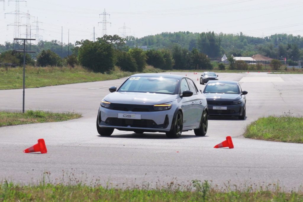 La nuova Opel Corsa GSe durante il test sul circuito ricavato nel Driving Center Pachfurth (Vienna)