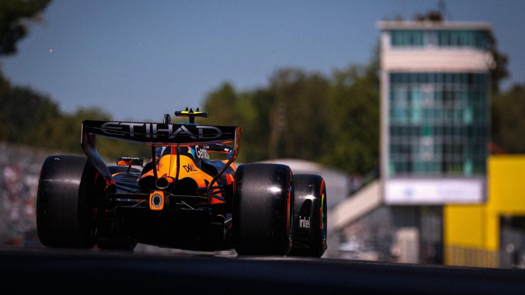 Posteriore della McLaren sul rettilineo di Monza