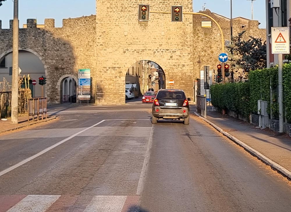 Corsie di canalizzazione e frecce direzionali assenti all'incrocio a Rieti su Via Salaria/Largo dei Bersaglieri, dove è attivo Impianto di Rilevazione Infrazioni al Semaforo Rosso PARVC.