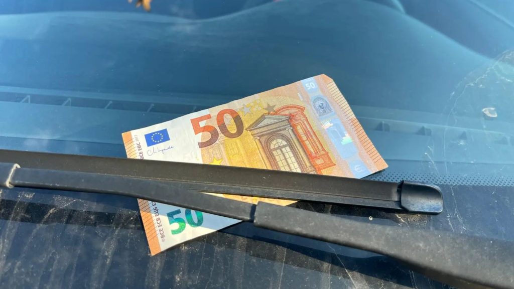 Truffa del tergicristallo, I classici 50 euro sul tergicristallo della tua auto (molto spesso anche falsi)
