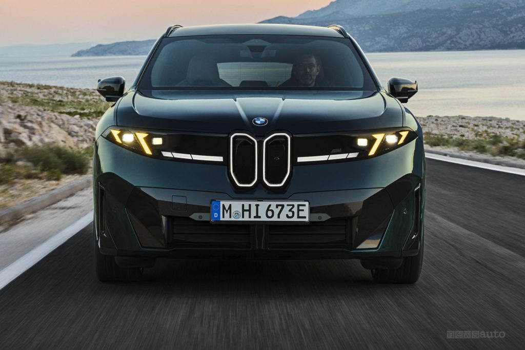 BMW iX3 M60 xDrive su strada