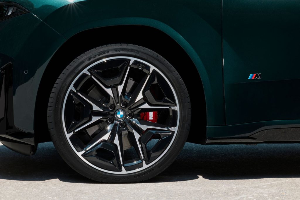 BMW iX3 M60 xDrive cerchi da 22"