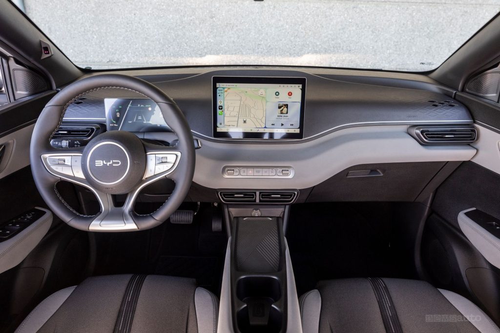 L'abitacolo della BYD Dolphin Surf