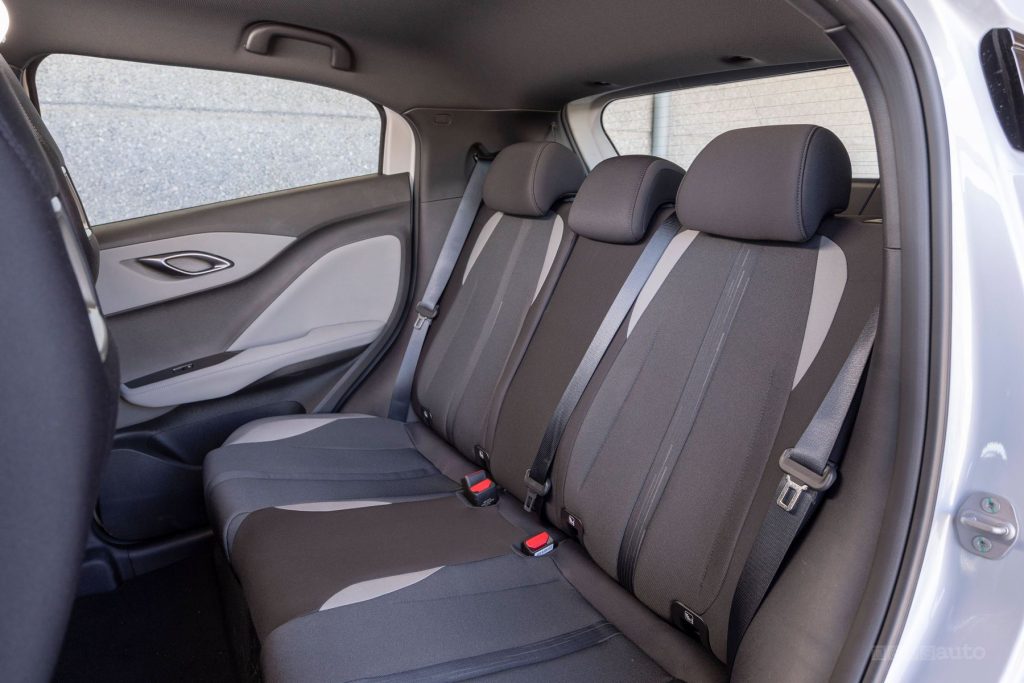 BYD Dolphin Surf 2027 sedili posteriori per 3 passeggeri