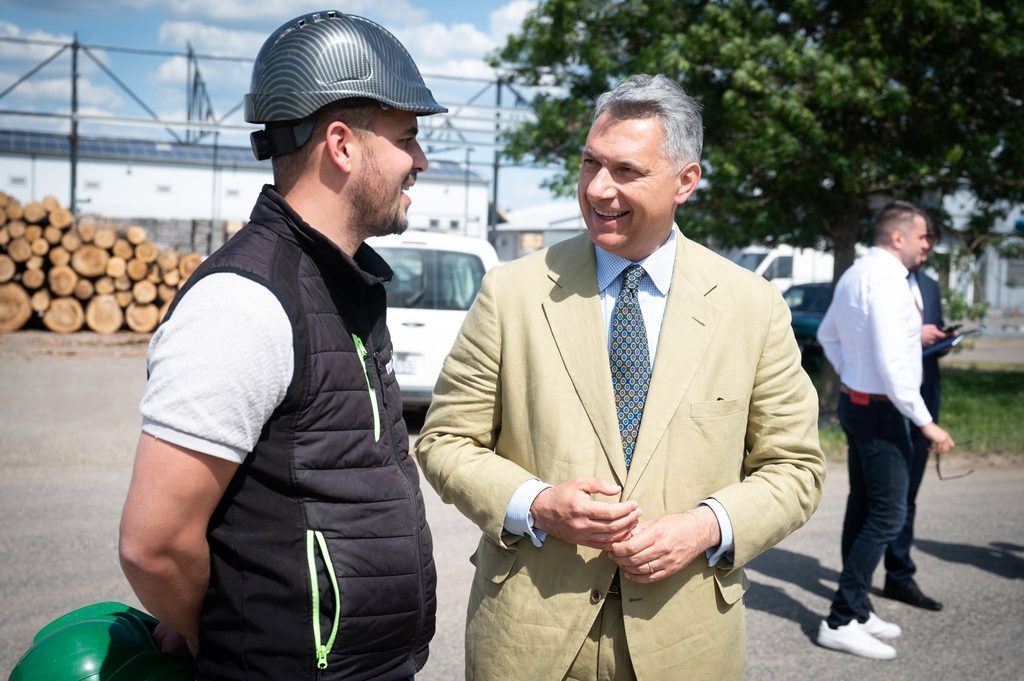 Lázár János (Ministro delle Costruzioni e dei Trasporti) in visita al cantiere di BYD a Szeged a luglio 2024.