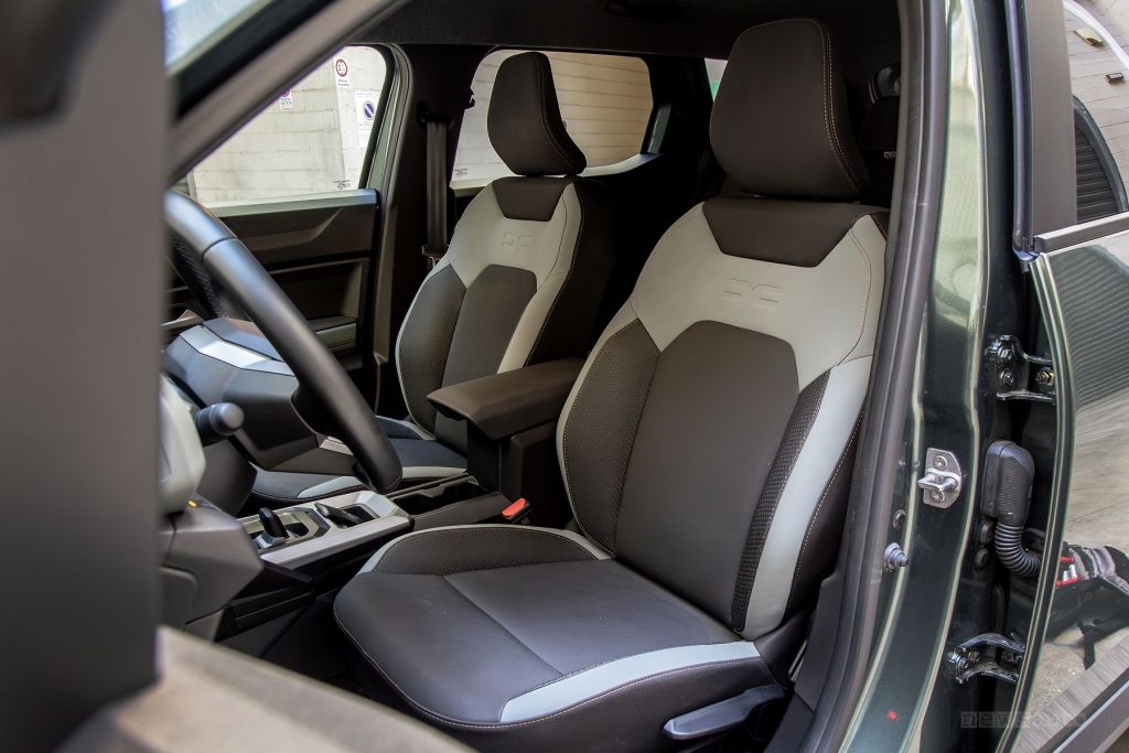 Dacia Duster Extreme Hybrid 155 sedili anteriori