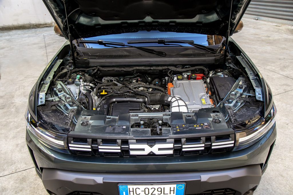 Dacia Duster Extreme Hybrid 155 vano motore