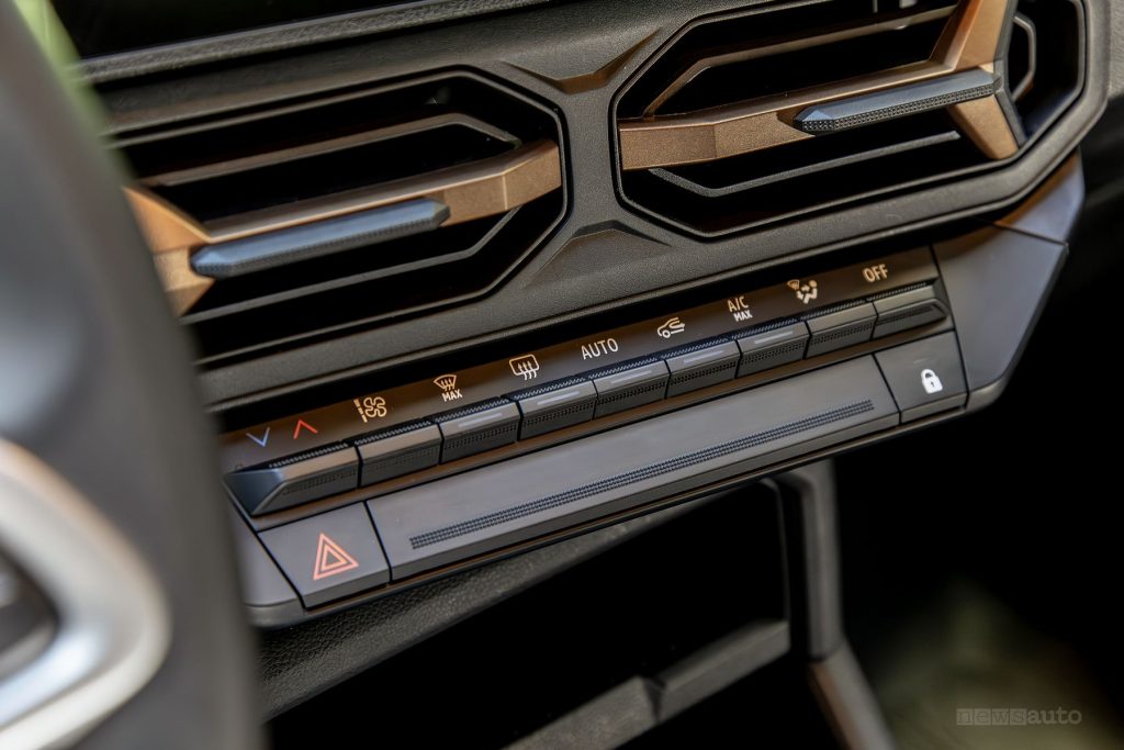 Dacia Duster Extreme Hybrid 155 pulsanti del clima sulla plancia