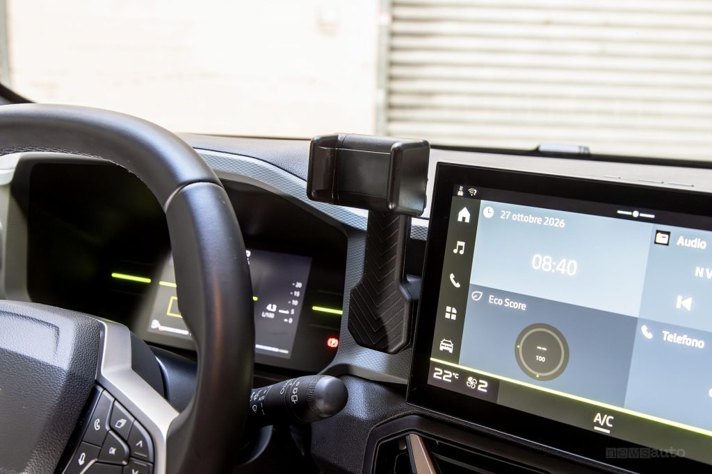 Dacia Duster Extreme Hybrid 155 porta smartphone sulla plancia