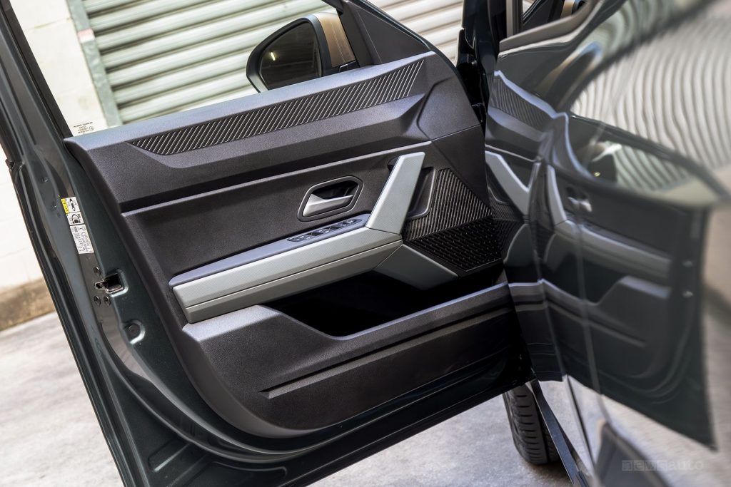 Dacia Duster Extreme Hybrid 155 rivestimento della portiera guidatore