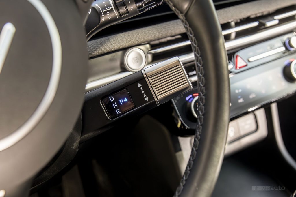 Hyundai Tucson Plug-in Hybrid Excellence leva del cambio sul volante