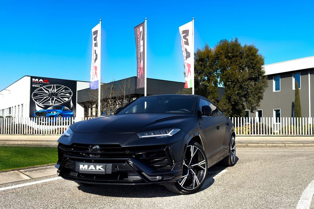 sede della MAK a Carpenedolo con una Lamborghini Urus con cerchi Stark