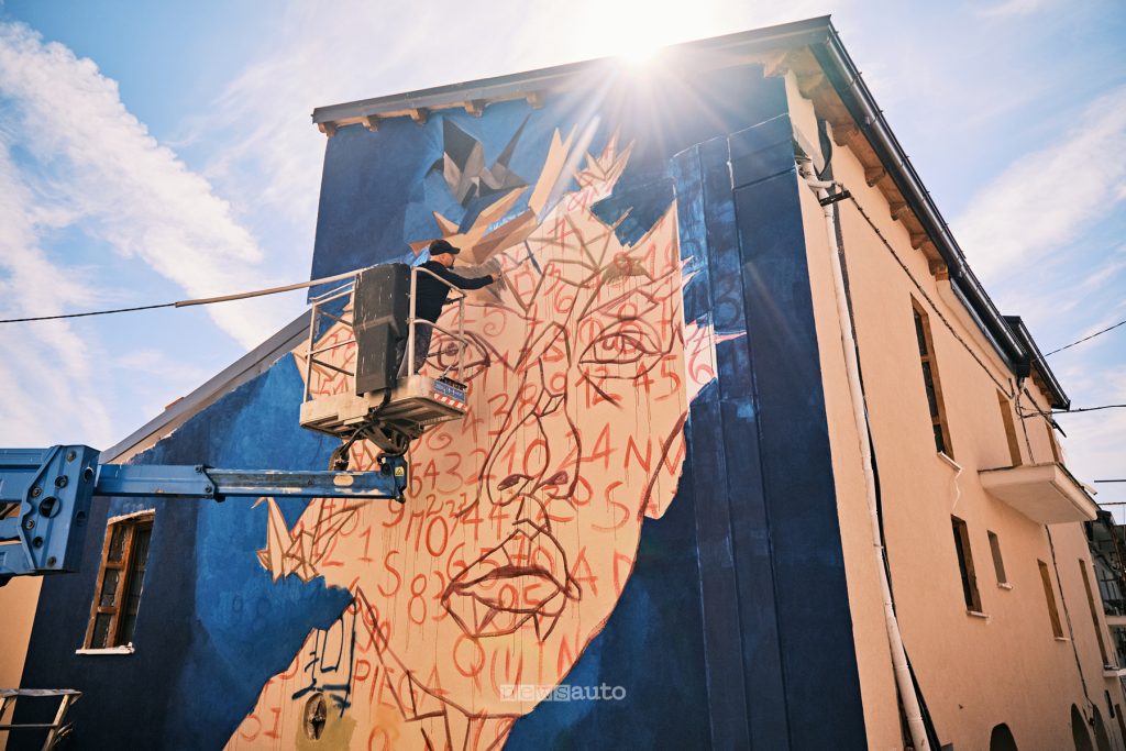 Antonio Cotecchia in arte Kotè mentre realizza il Murale ad Aielli