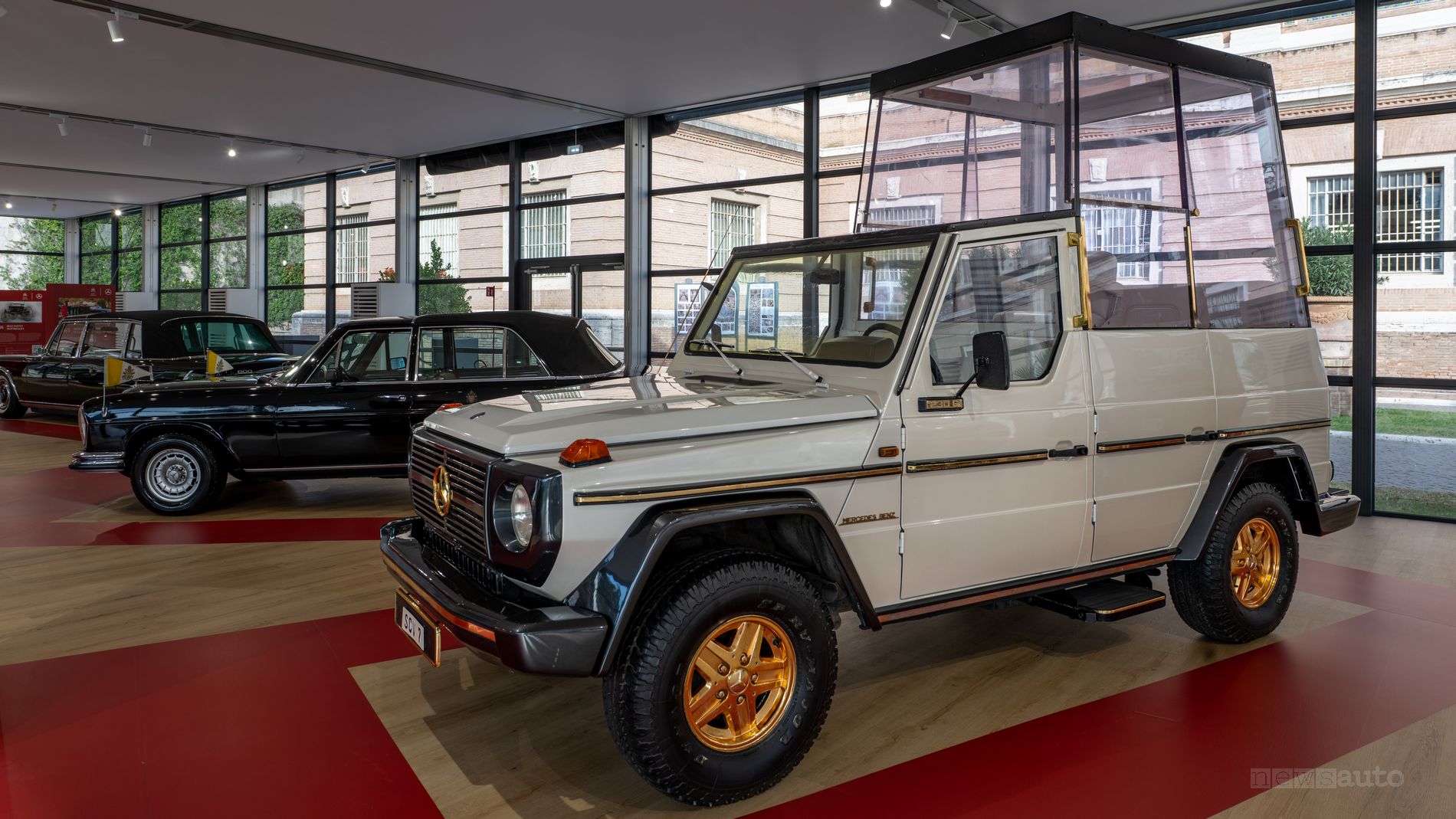 Mercedes-Benz, le Papamobili storiche in mostra in Vaticano
