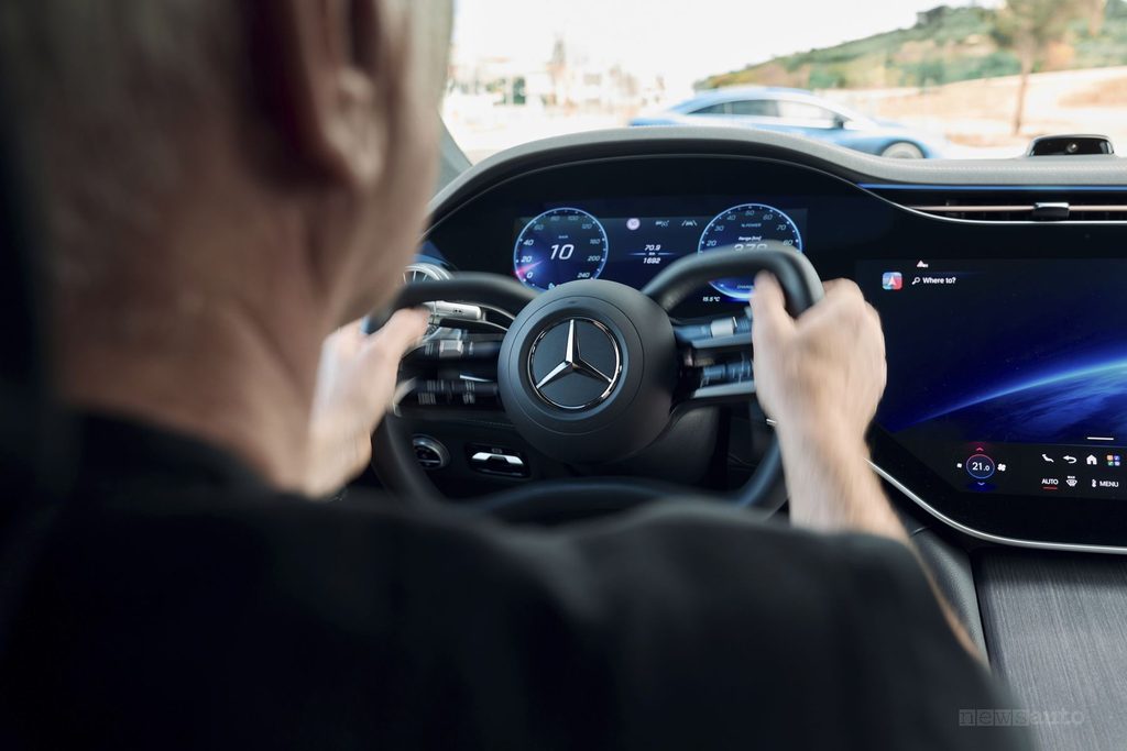 volante Mercedes EQS con tecnologia steer-by-wire
