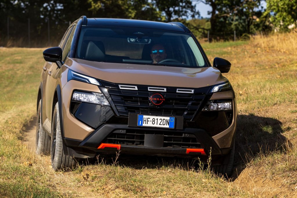 Nuova Nissan X-Trail N-Trek in azione sullo sterrato