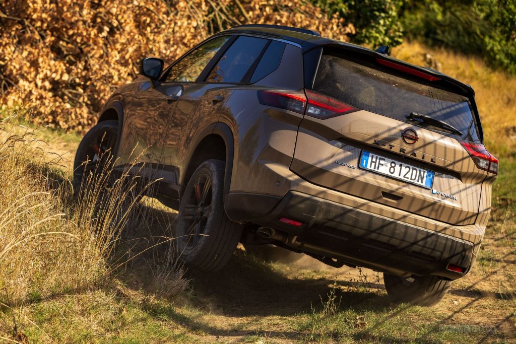 Nuova Nissan X-Trail N-Trek in azione sullo sterrato