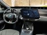 BMW iX4 50 xDrive plancia, display infotainment da 17,9"