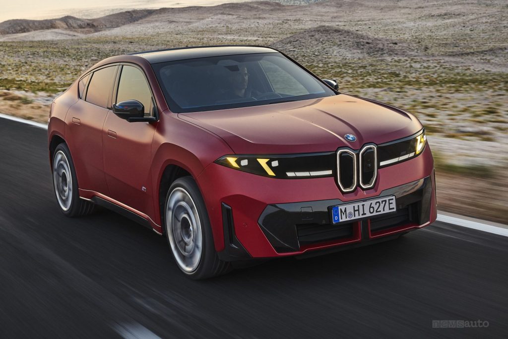 BMW iX4 M60 xDrive su strada