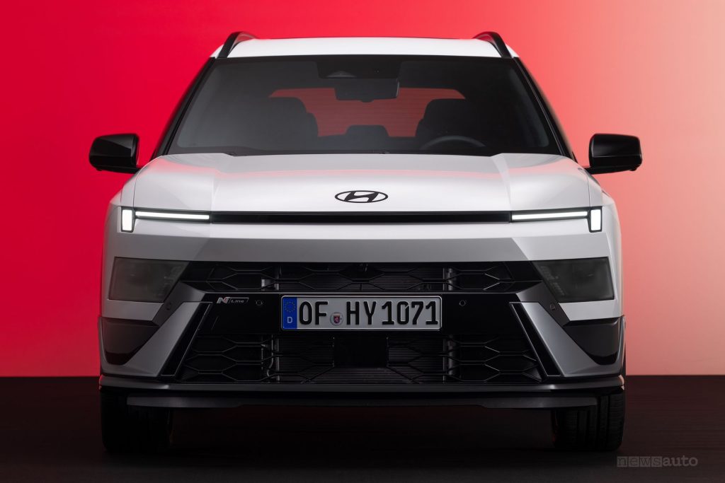 Nuova Hyundai Bayon frontale, firma luminosa