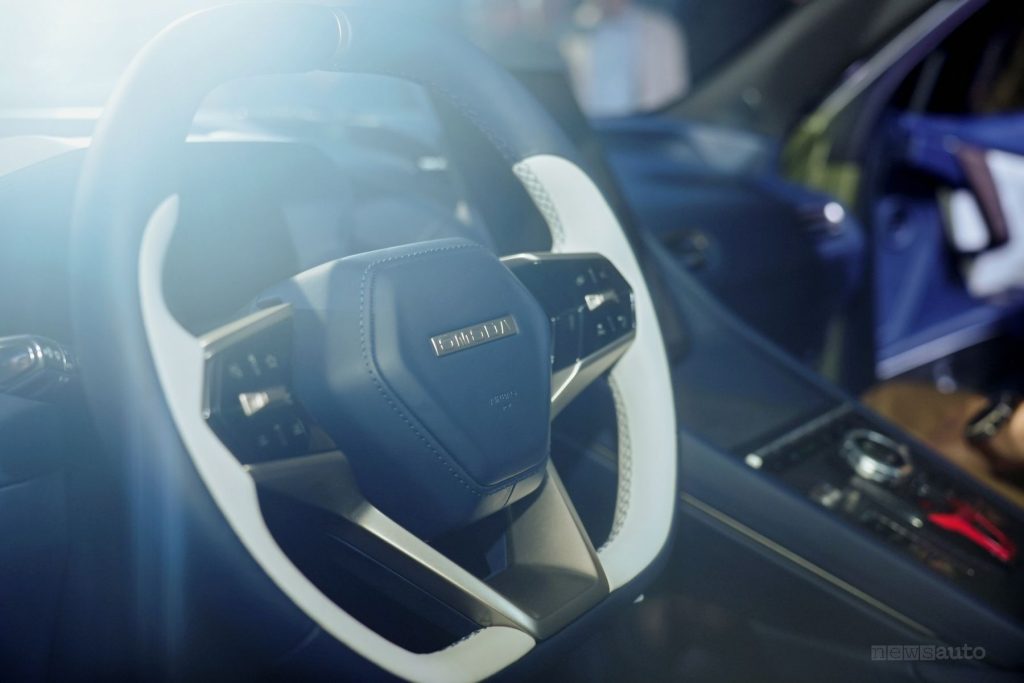 Omoda X, volante