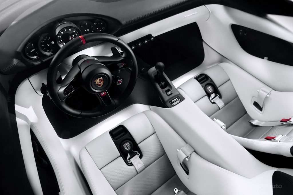 Porsche Mission S abitacolo