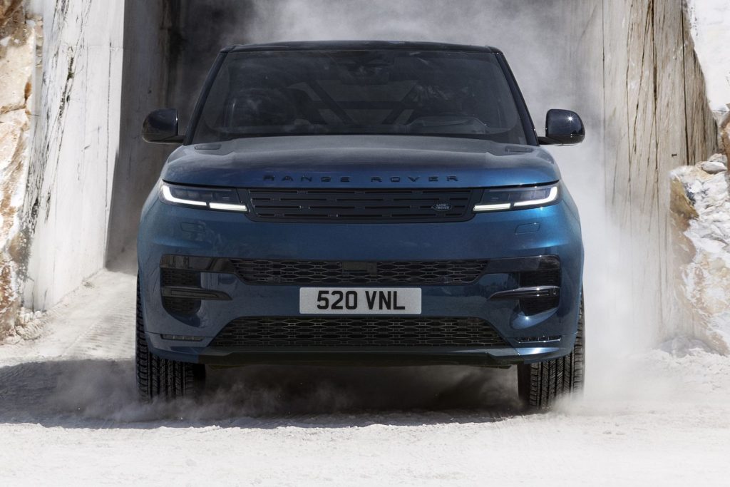 Range Rover Sport Electric in azione nelle cave di marmo a Carrara