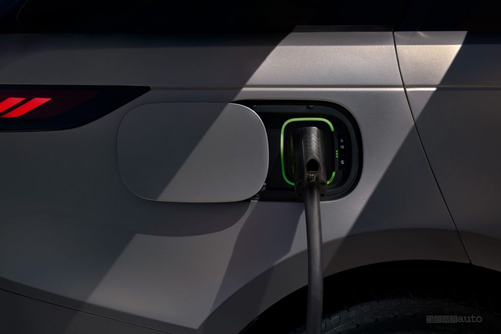 Range Rover Sport Electric First Edition in ricarica