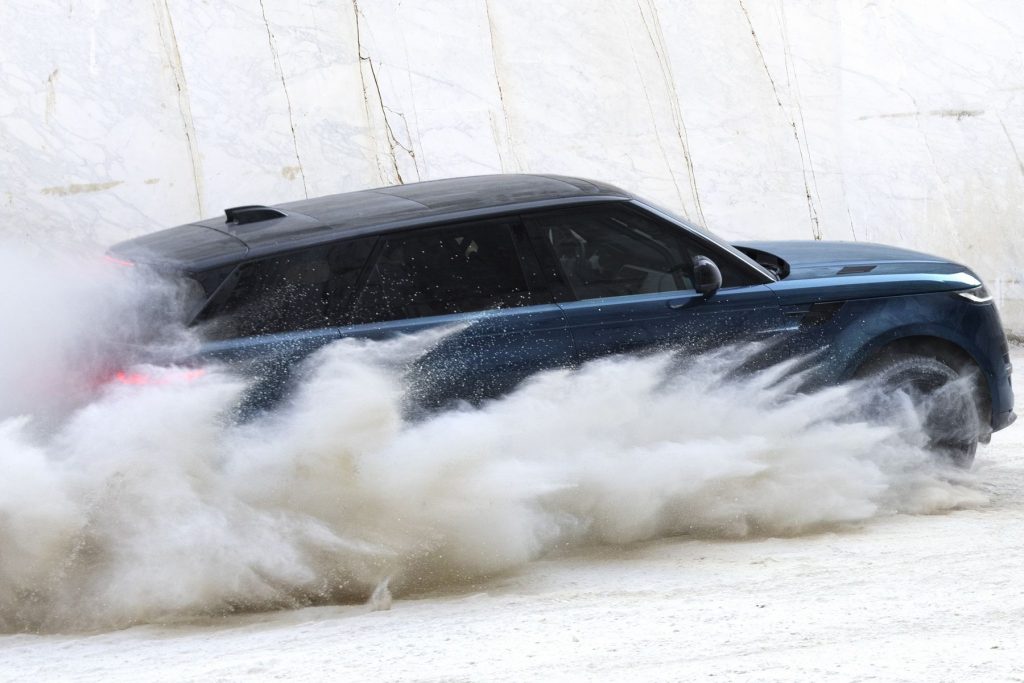 Range Rover Sport Electric in azione nelle cave di marmo a Carrara