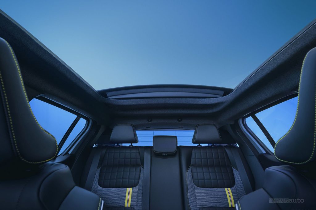 Renault 4 E-Tech Electric Plein Sud tetto dall'abitacolo