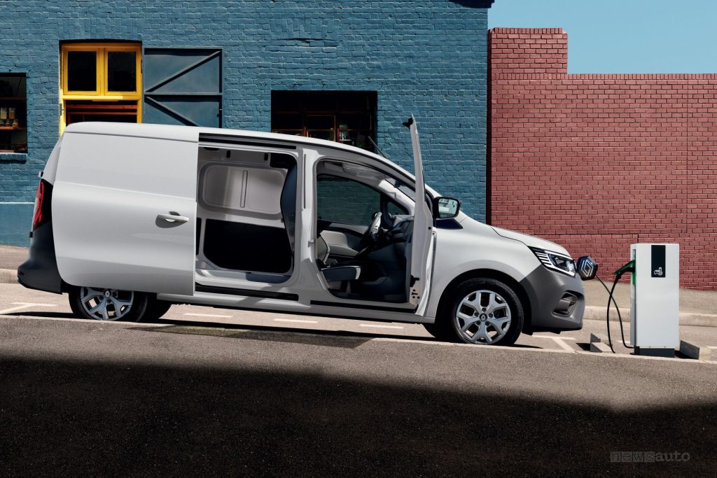 Renault Kangoo Van E-Tech Electric in ricarica