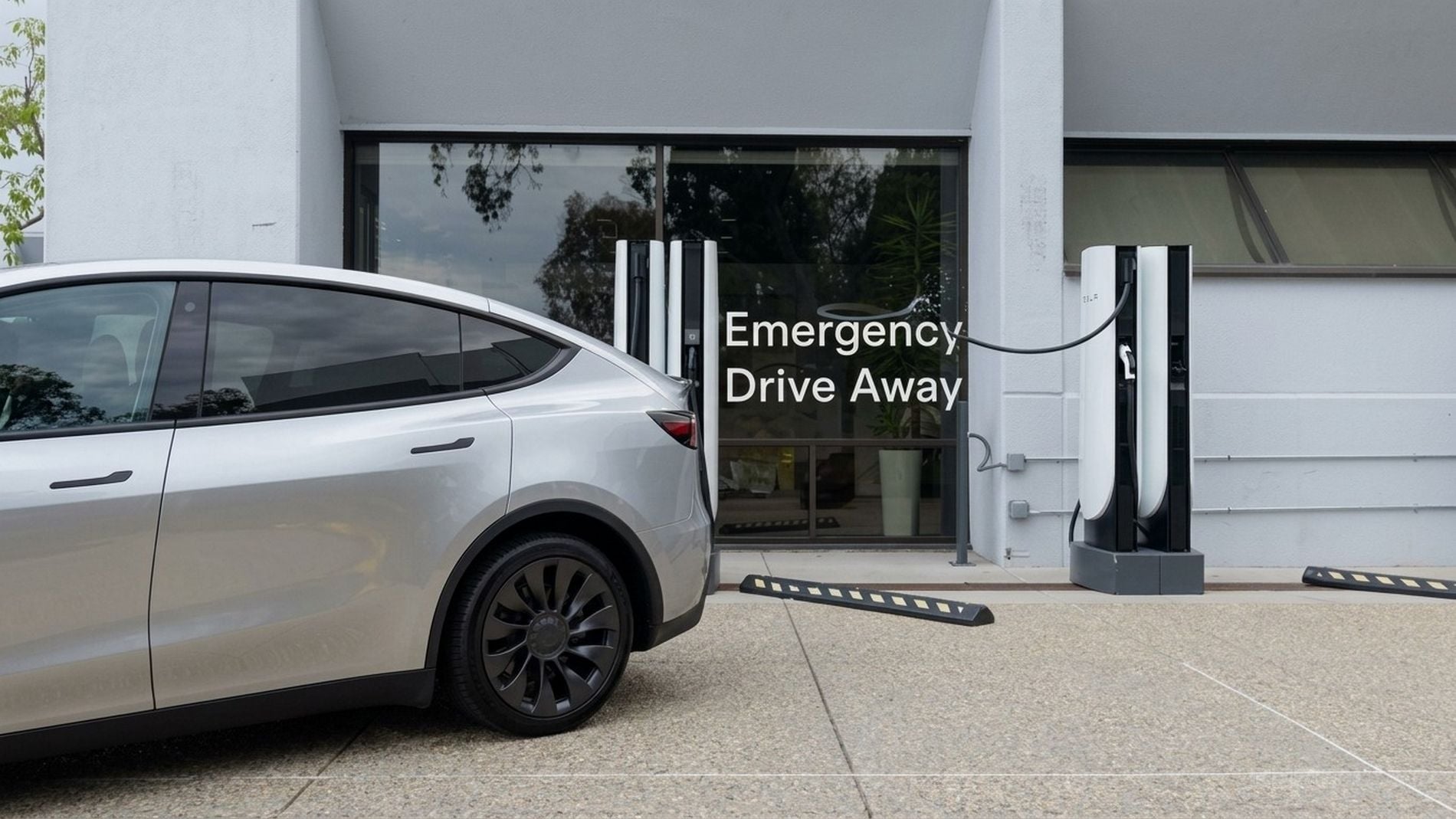 Tesla, fuga d’emergenza dai Supercharger: arriva Emergency Drive Away
