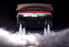Tesla Roadster i razzi che permettono alla Tesla Roadster di sollevarsi da terra