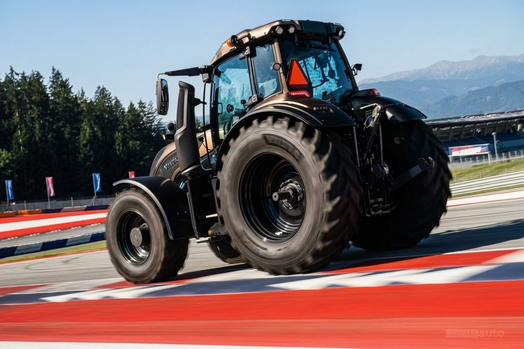 Il trattore Valtra T236 in azione sul circuito del Red Bull Ring
