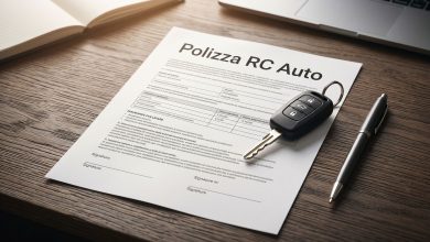 Polizza RC Auto e clausola di rivalsa assicurativa su scrivania con chiavi auto e penna - Immagine illustrativa generata con AI