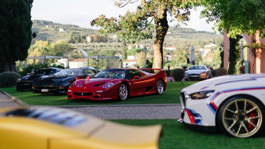 Auto in mostra presso Villa La Massa dove Jeremy Clarkson è arrivato con la sua Jaguar